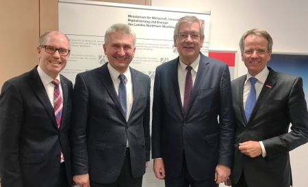 Der Vorsitzende des Mittelstandsbeirates  Arndt Kirchhoff (Präsident Unternehmer NRW, 2.v.r.), mit seinen Vertretung n Andreas Ehlert (Präsident Handwerk NRW, r.), sowie Landrat Manfred Müller (l.)und Wirtschaftsminister Prof. Pinkwart (2.v.l.)